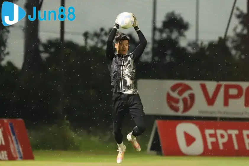 Thủ môn Phí Minh Long có nhiều pha cứu thua xuất thần Thủ môn Phí Minh Long có nhiều pha cứu thua xuất thần