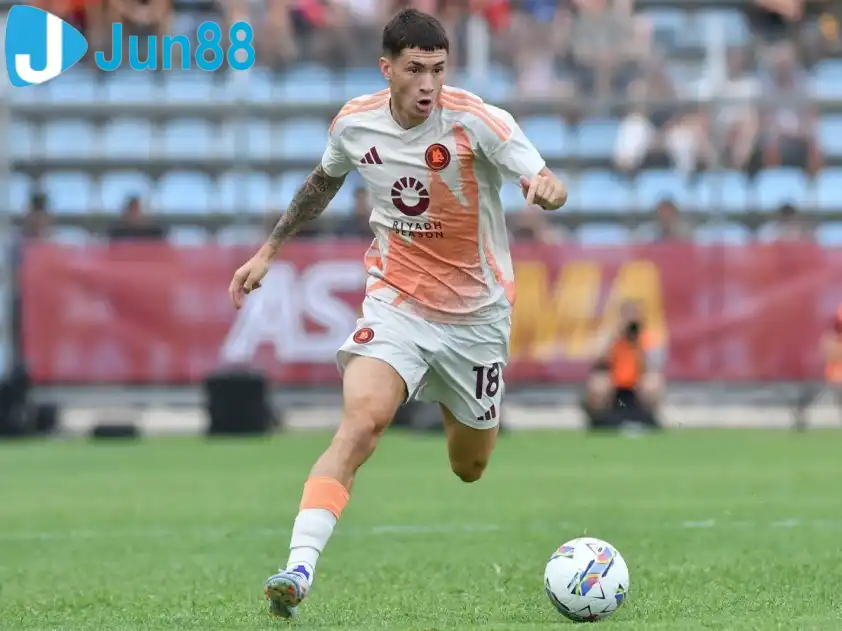 Soule đang có phong độ rất cao trong màu áo AS Roma (Ảnh: Football Italia) Soule đang có phong độ rất cao trong màu áo AS Roma (Ảnh: Football Italia)