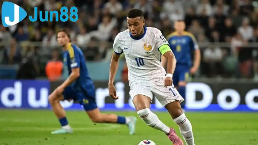 Pháp đang được đánh giá cao hơn rất nhiều nhờ dàn hảo thủ trong đội hình. Pháp đang được đánh giá cao hơn rất nhiều nhờ dàn hảo thủ trong đội hình.