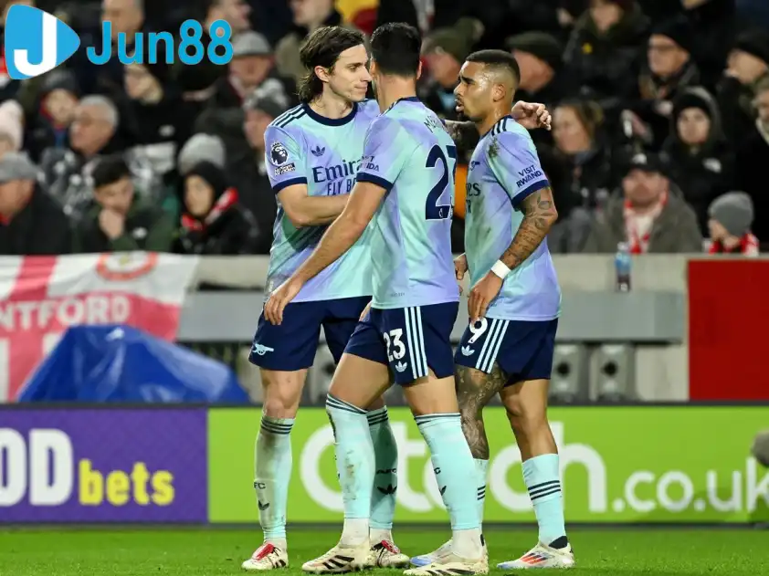 Trận thứ 3 liên tiếp của Arsenal đối đầu với đội bóng cùng thành phố (Ảnh: Eurosport) Trận thứ 3 liên tiếp của Arsenal đối đầu với đội bóng cùng thành phố (Ảnh: Eurosport)